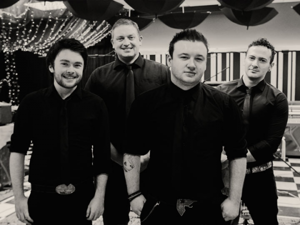 Undercover - Photo 2