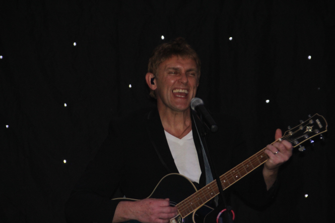 Danny Sings Cliff - Photo 3