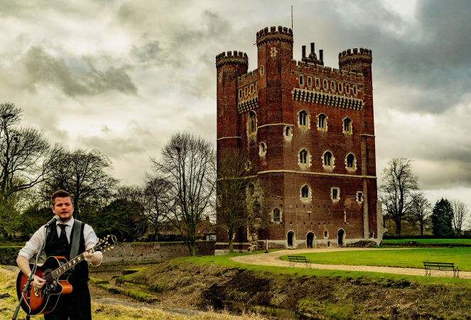 Leigh Hitch | Solo Singer & Guitarist - Photo 2