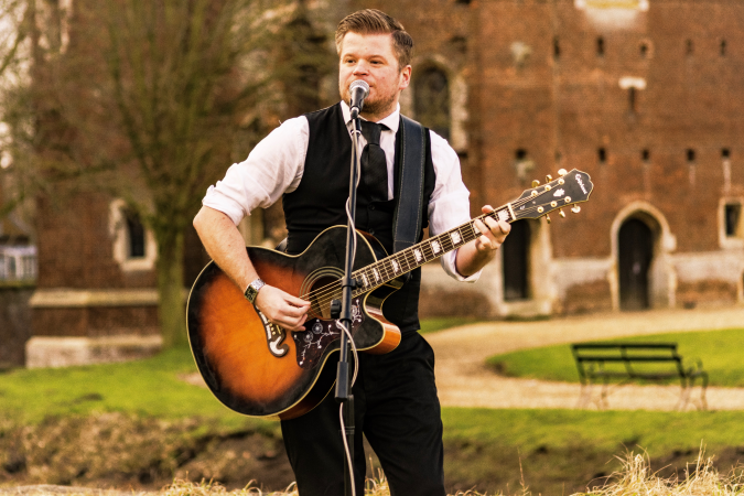 Leigh Hitch | Solo Singer & Guitarist - Photo 3