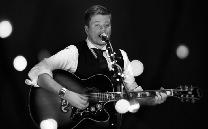 Leigh Hitch | Solo Singer & Guitarist - Photo 4