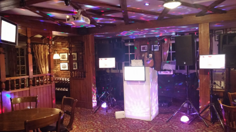 Oasis Roadshow Mobile Disco - Photo 6