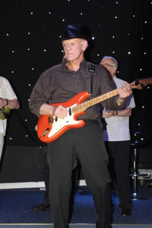 Danny Sings Cliff - Photo 8