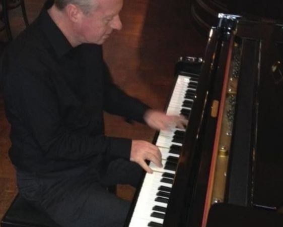 Nigel Wears Pianist - Photo 3