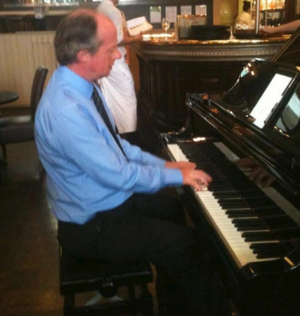 Nigel Wears Pianist - Photo 4