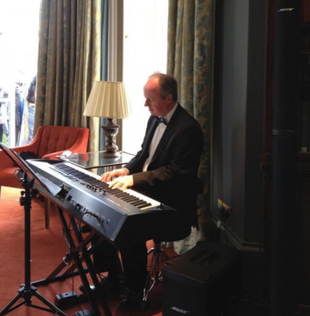 Nigel Wears Pianist - Photo 5