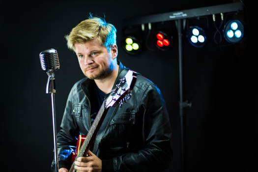 Leigh Hitch | Solo Singer & Guitarist