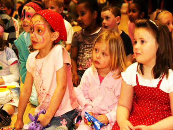 Mr Majestic - Kids Party Magician - Photo 3