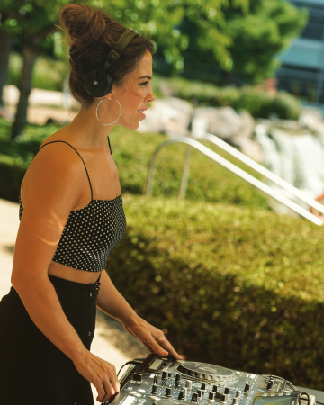 Laura Williams DJ - Photo 2