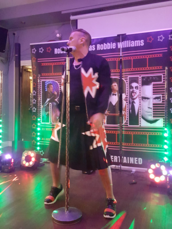 RL as Robbie Williams  - Photo 9