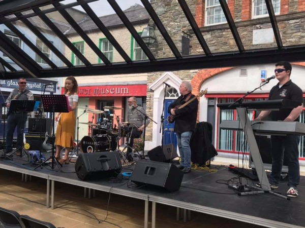 The Hitmen & Her - Photo 6