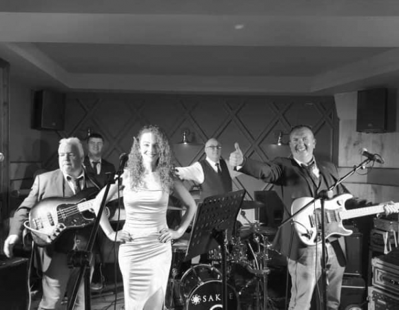 The Hitmen & Her - Photo 8