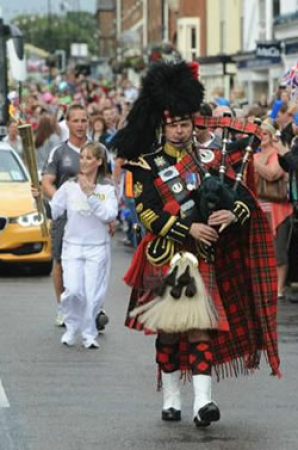 Cambridge Bagpiper - Photo 2