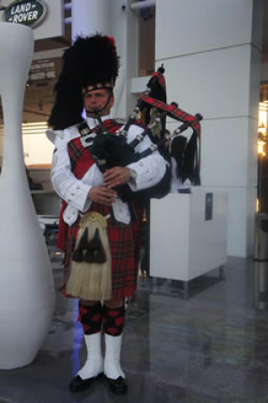 Cambridge Bagpiper - Photo 4
