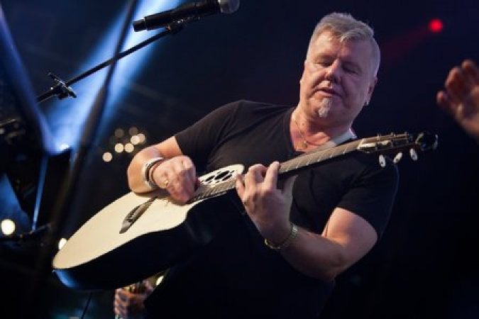 Gordon Mark Webber - Singing guitarist  - Photo 2