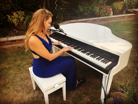 Lara Olivia Singing Pianist 