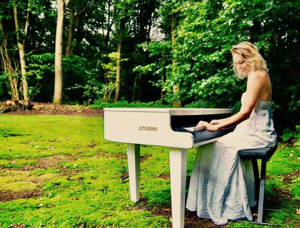 Lara Olivia Singing Pianist  - Photo 2