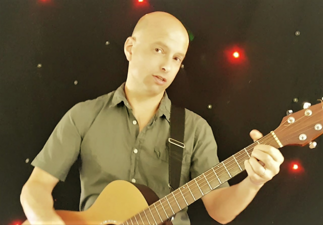 James Farrant - Pop/Rock Acoustic/Party Singer Guitarist! - Photo 3