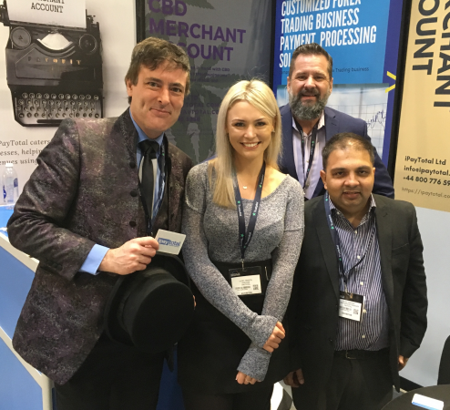 The Great Adamos - (Family Magician) - Photo 18