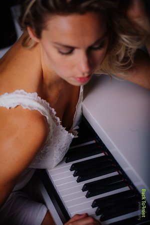 Lara Olivia Singing Pianist  - Photo 5