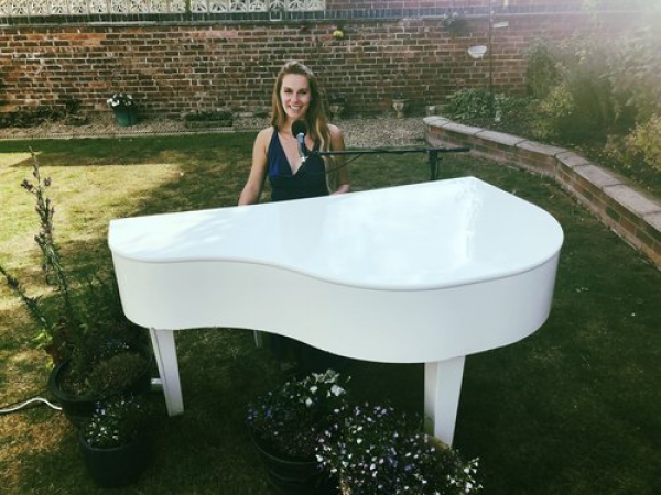 Lara Olivia Singing Pianist  - Photo 6