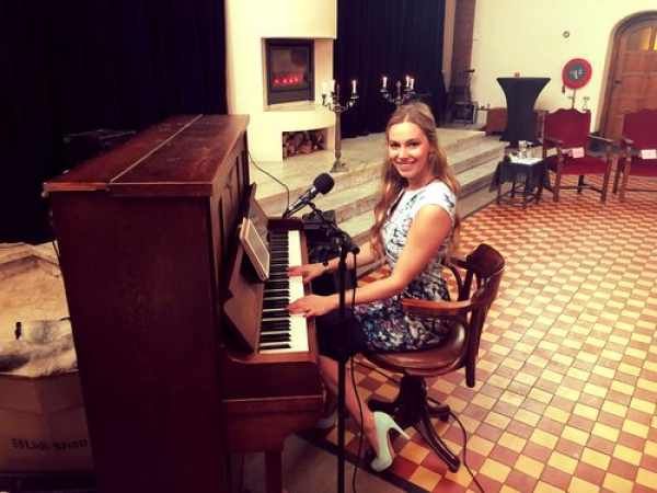 Lara Olivia Singing Pianist  - Photo 8