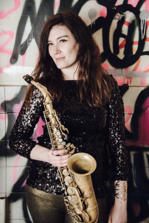 Sarah sax player - Photo 2