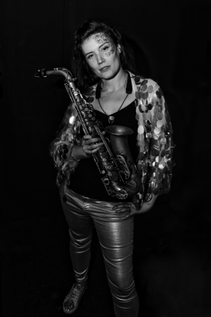 Sarah sax player - Photo 6