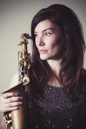 Sarah sax player - Photo 9