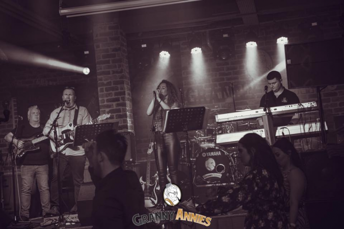 The Hitmen & Her - Photo 11