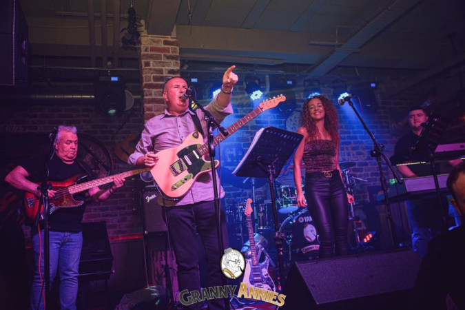 The Hitmen & Her - Photo 13