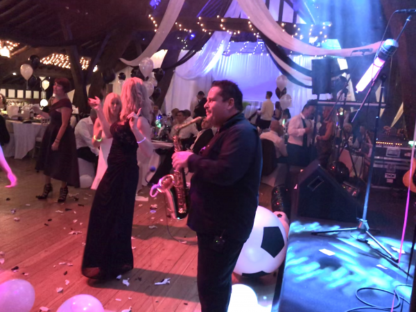 Solo Sax Player with Backing Tracks  - Photo 4