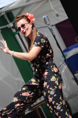 Miss Holiday Swing - Photo 2