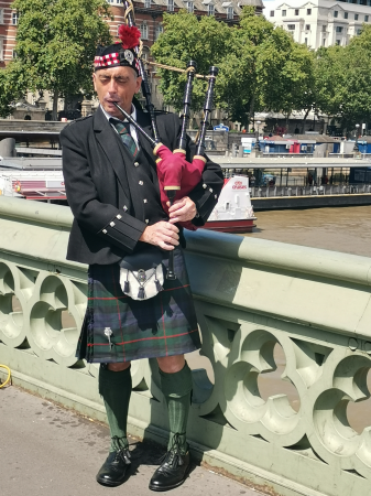 Bagpiper - Photo 3