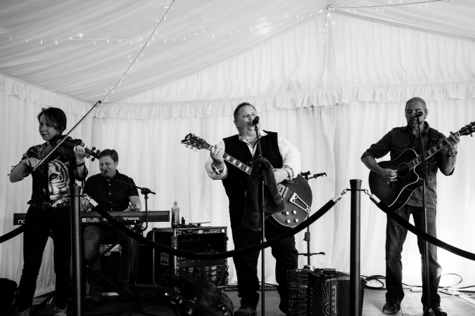 Lively Irish Band - Photo 11