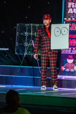 Richie Austin International Comedy magician  - Photo 8