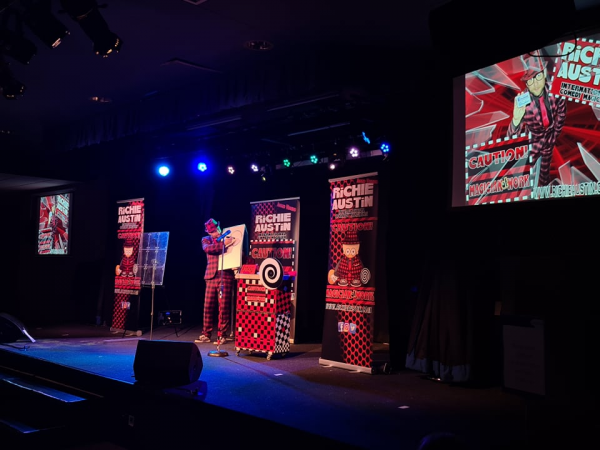 Richie Austin International Comedy magician  - Photo 12