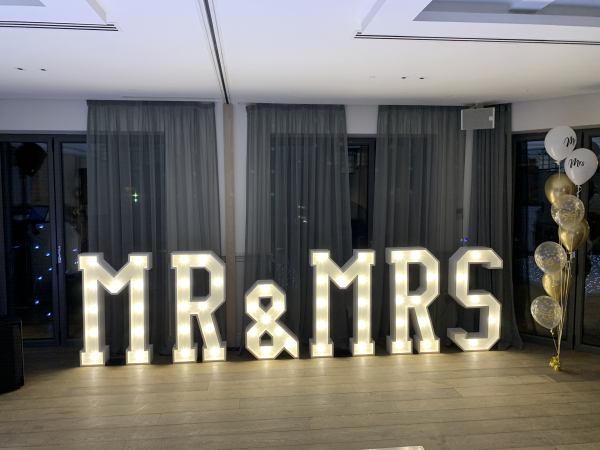 Wedding package, dancefloor booths, letters & cart - Photo 3
