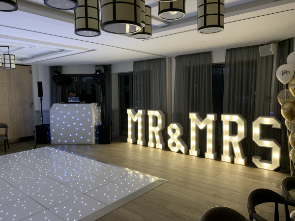Wedding package, dancefloor booths, letters & cart - Photo 4