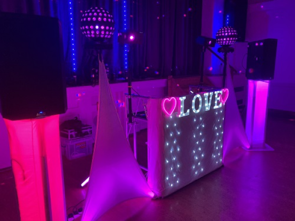 Versatile DJ Perfect For Weddings & Party Events - Photo 7