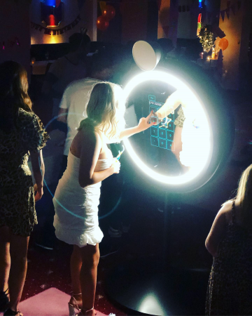 Luxury Beauty Mirror Booth - Photo 3